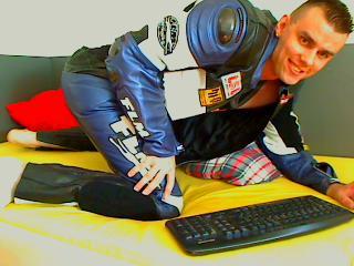 MARTIN4YOU sexcam:  Anal-Sex, Devot, Exhibitionismus, Fetisch, Lack und Leder, Natursekt, Oralsex, Sexspielzeug, Live-Dates